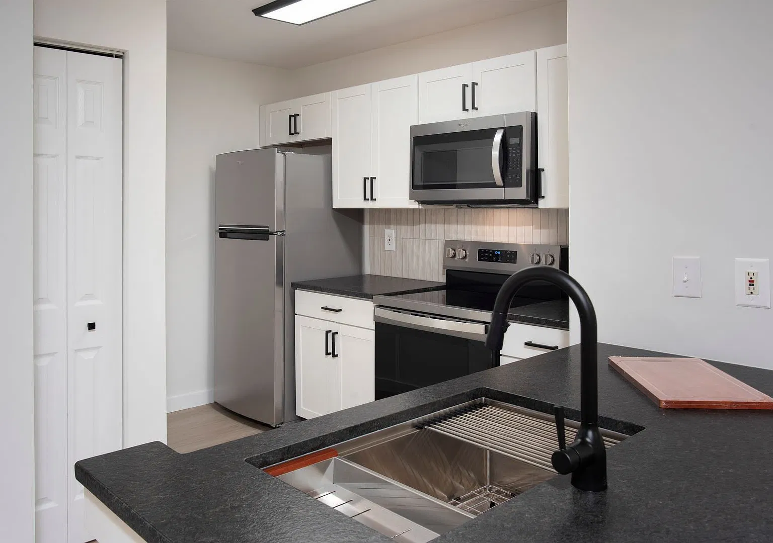 Fully Renovated 2 Bed / 2 Bath Condo in Gated Reserve at Woodbridge — Photo 4