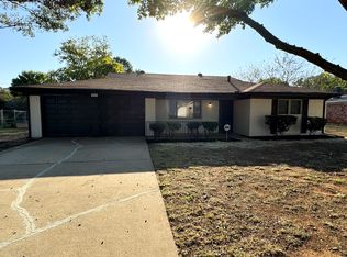 312 Arcadia St, Hurst, TX 76053