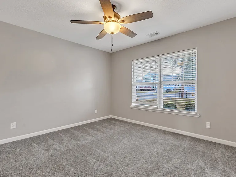 94 Lake Shore Blvd — Photo 8