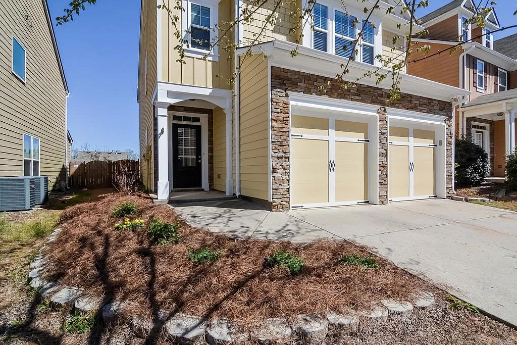 5780 Weddington Dr — Photo 2