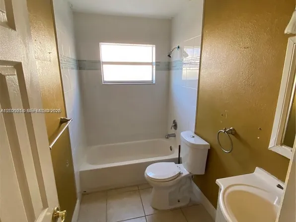 6162 SW 5th St, Pompano Beach, FL 33068