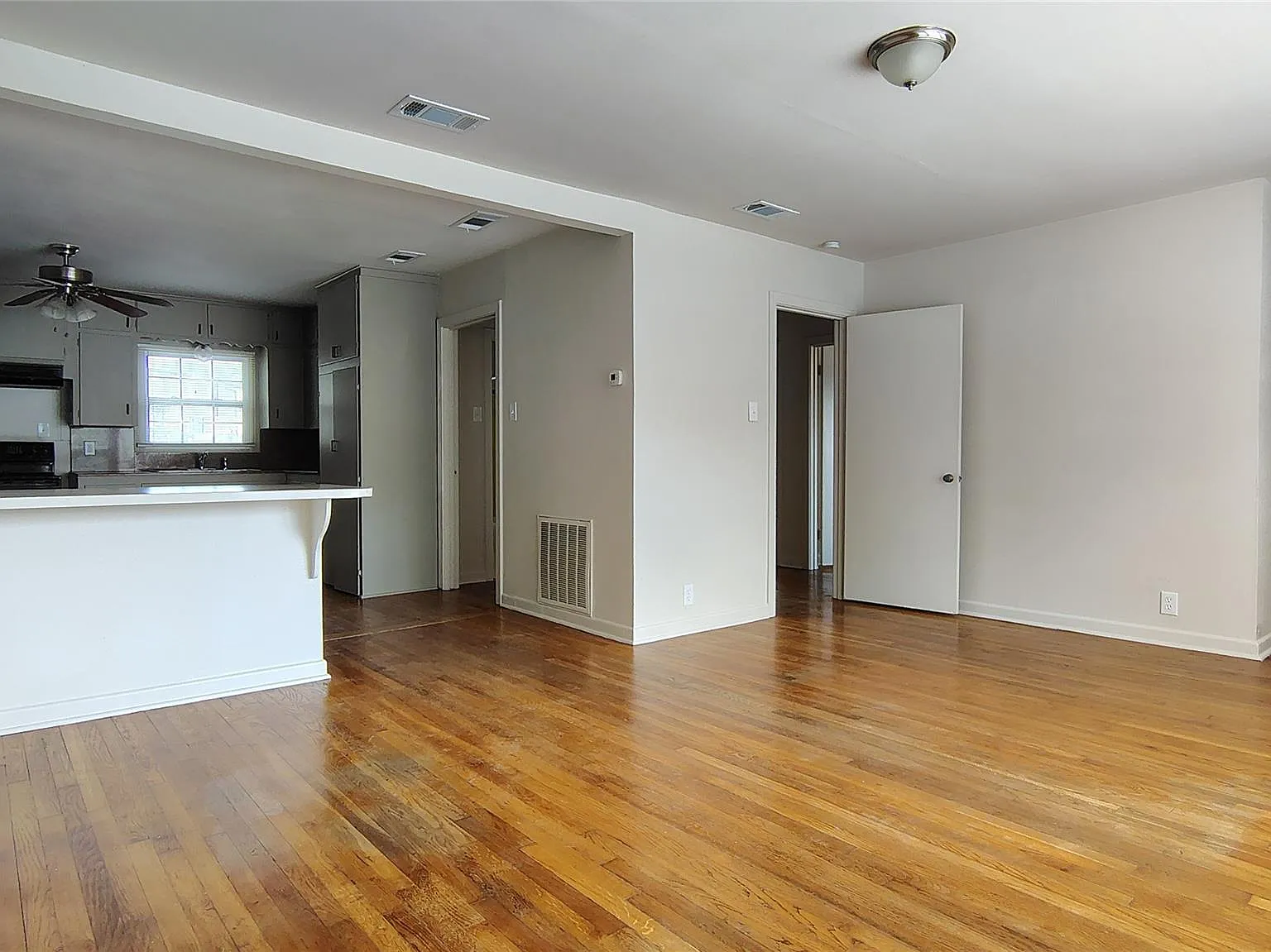 2 bed, 1.0 bath, 874 sqft, $1,295 — Photo 3