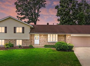 7912 E Long Lake Dr, Wind Lake, WI 53185