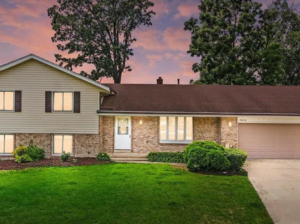 7912 East Long Lake DRIVE, Wind Lake, WI 53185