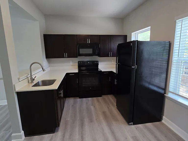 503 W Kings Hwy — Photo 6