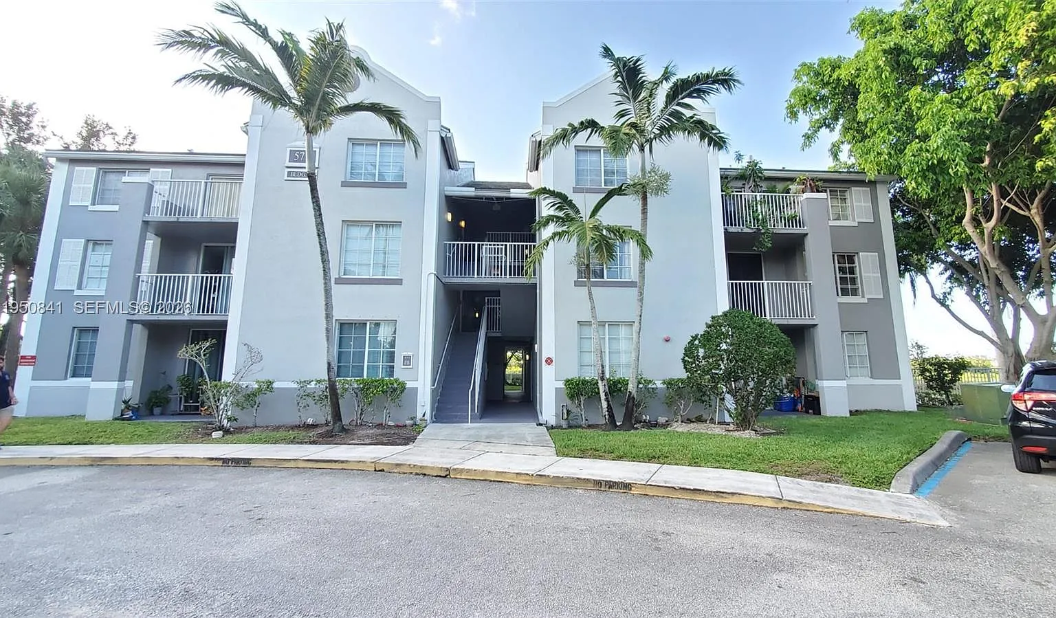 Devonaire Condo At Pembro — Photo 1