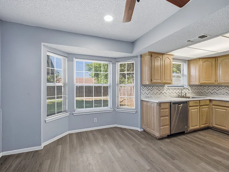 512 Sussex Dr — Photo 3