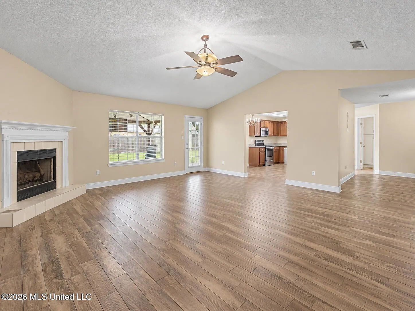 3 bed, 2.0 bath, 2002 sqft, $2,400 — Photo 3