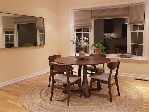 Dining Room
(virtually staged)