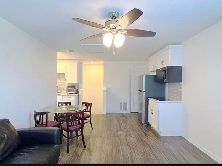 10600 Inside Loop — Photo 8