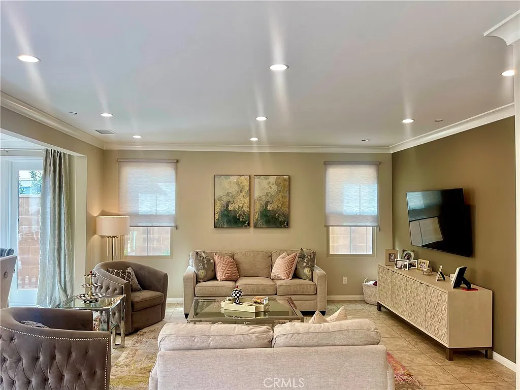 3 bed, 2.5 bath, 2417 sqft, $6,500 — Photo 3