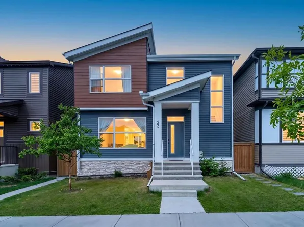 23 E Lucas Blvd NW, Calgary, AB T3P 1H8