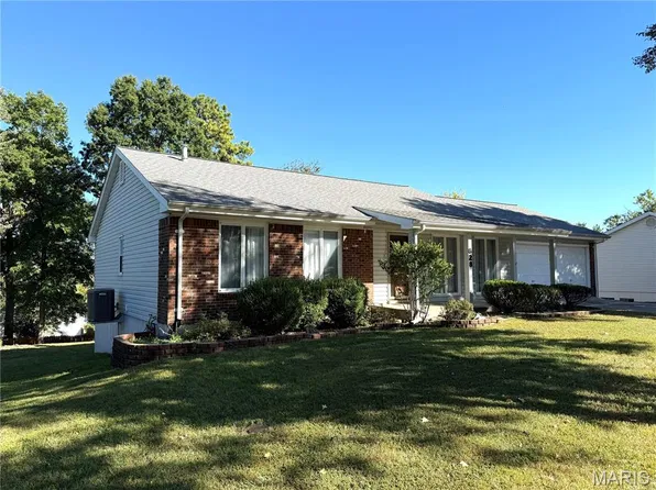 828 Country Heights Ct, Ballwin, MO 63021