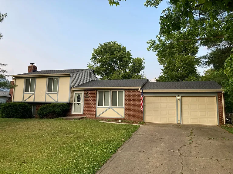 585 Meadowview Ln — Photo 1
