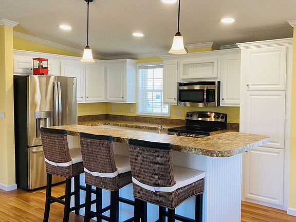 2nd image of 221 Arbor Ln