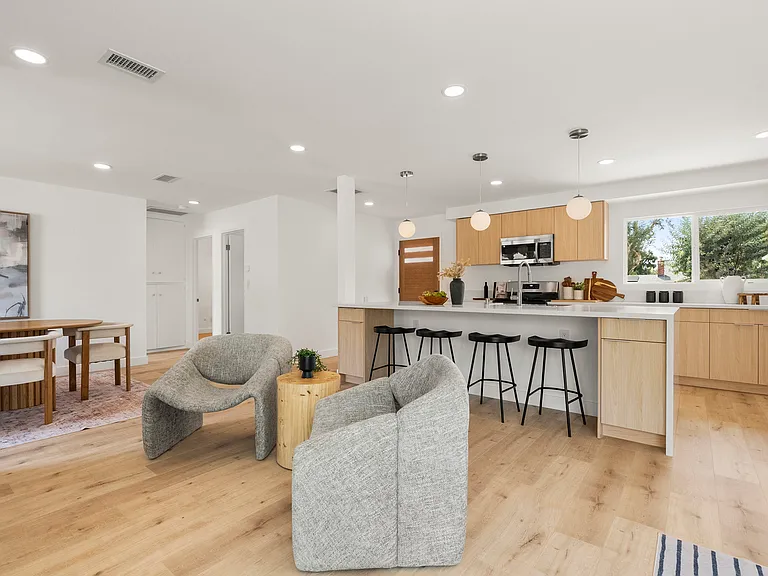 21731 Bryant St — Photo 4