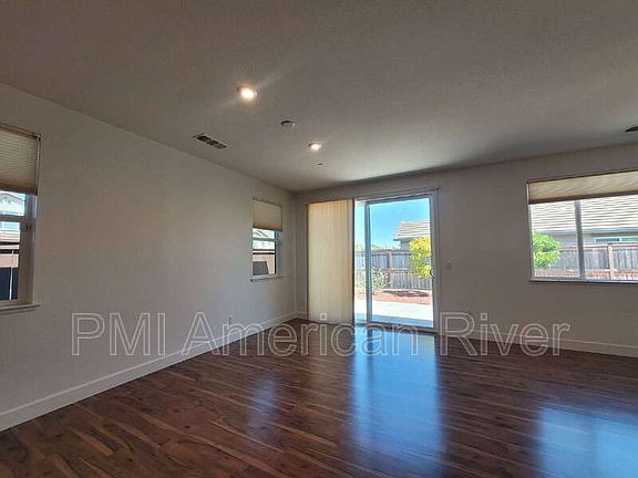 3rd image of 4542 Streambed Dr