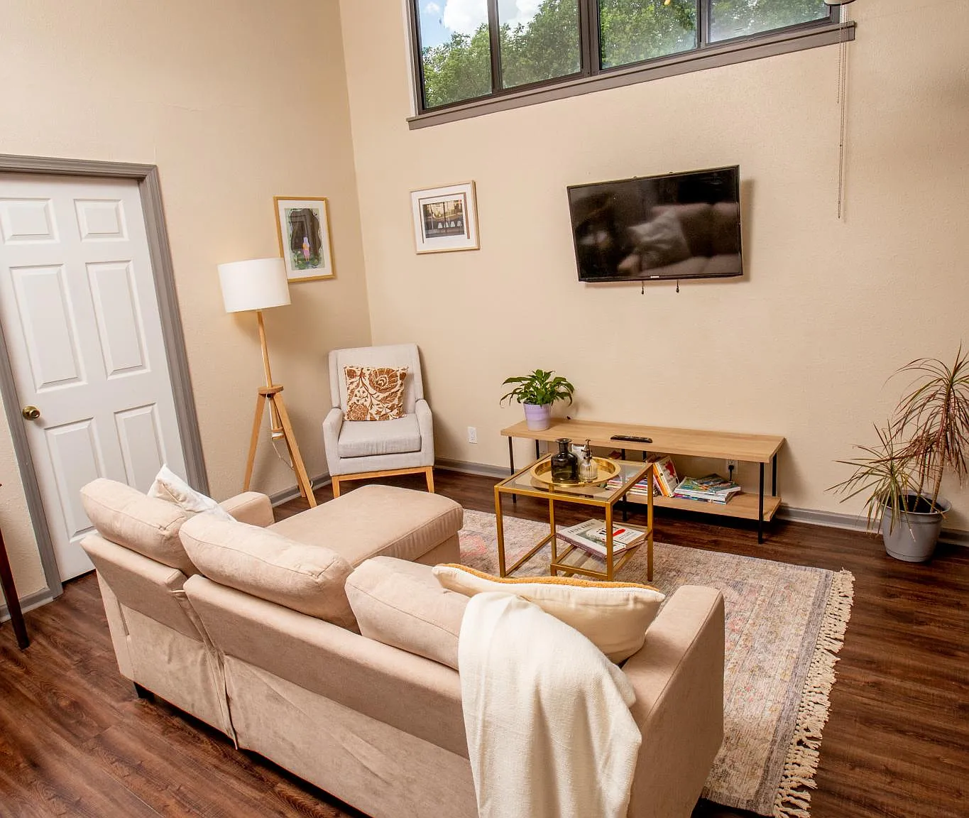 2 bed, 900 sqft, $1,900 — Photo 2