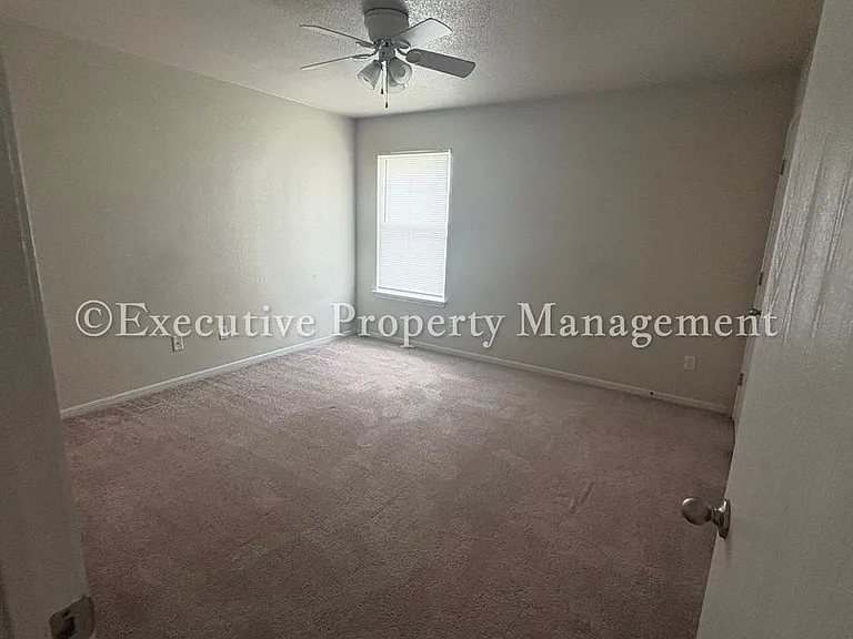 208 Janelle Dr — Photo 5