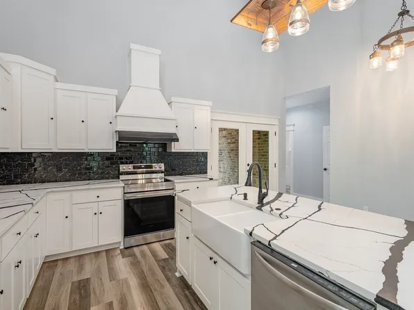 503 Deerpath Ln, Holly Lake Ranch, TX 75765