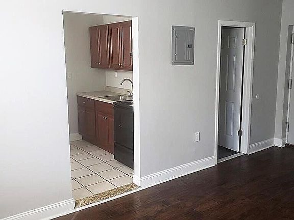 4th image of 18 Summit St APT 202
