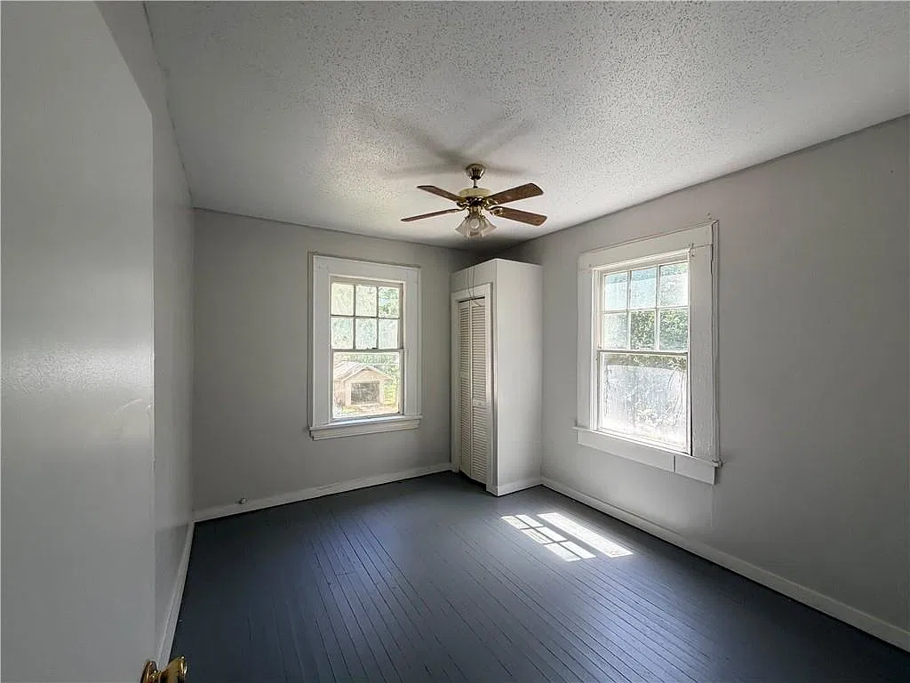 3 bed, 1.0 bath, 2454 sqft, $1,100 — Photo 2