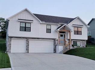 22909 S Ridgeview Dr, Peculiar, MO 64078