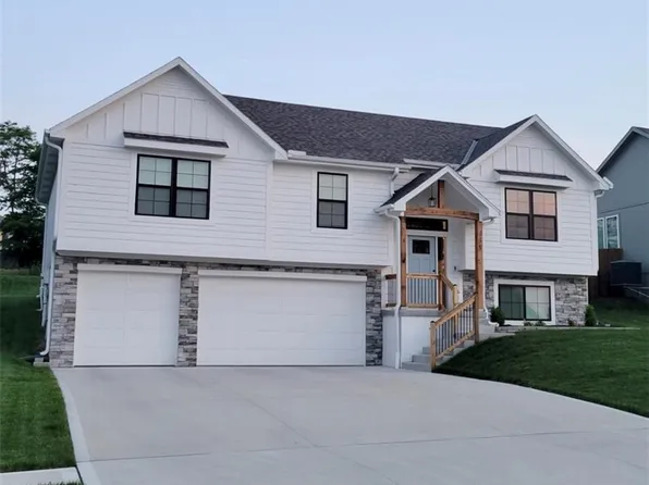 22909 S Ridgeview Dr, Peculiar, MO 64078