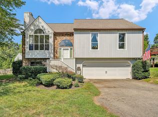 5605 Castle Rock Rd, Roanoke, VA 24018
