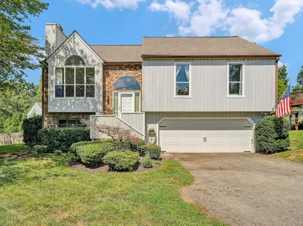 5605 Castle Rock Rd, Roanoke, VA 24018