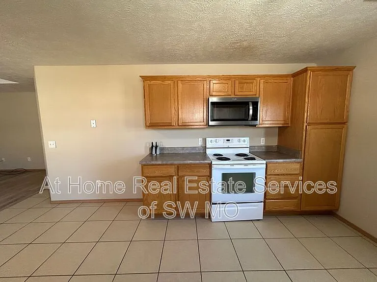 1211 N Northwood Ave — Photo 3