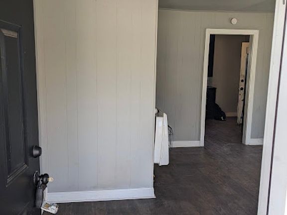 2nd image of 823 W 9th St