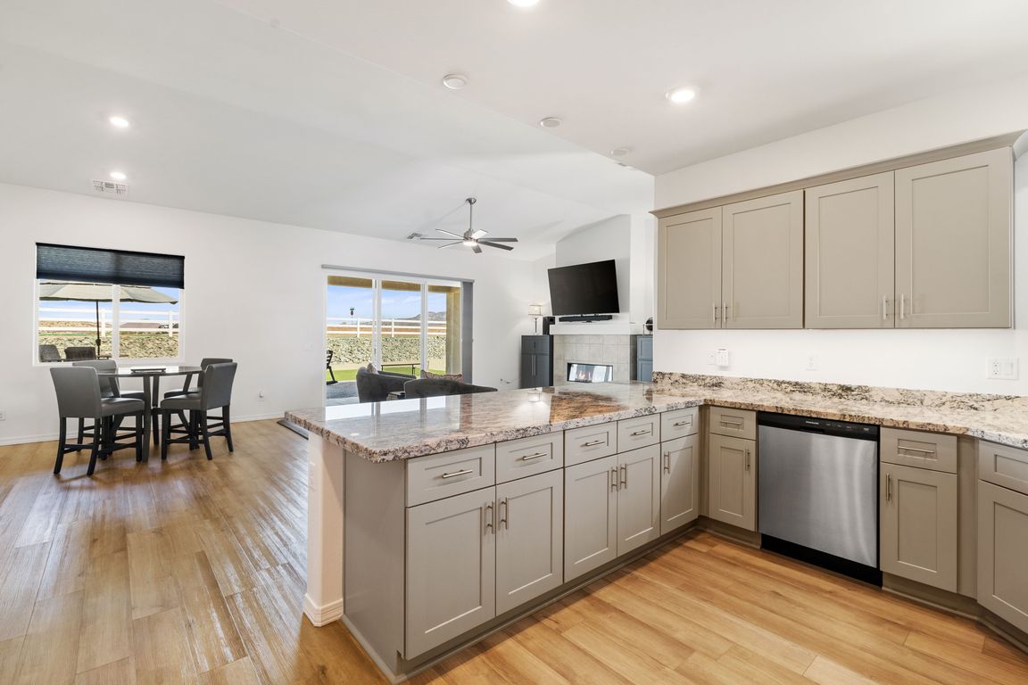 9-Kitchen (2)