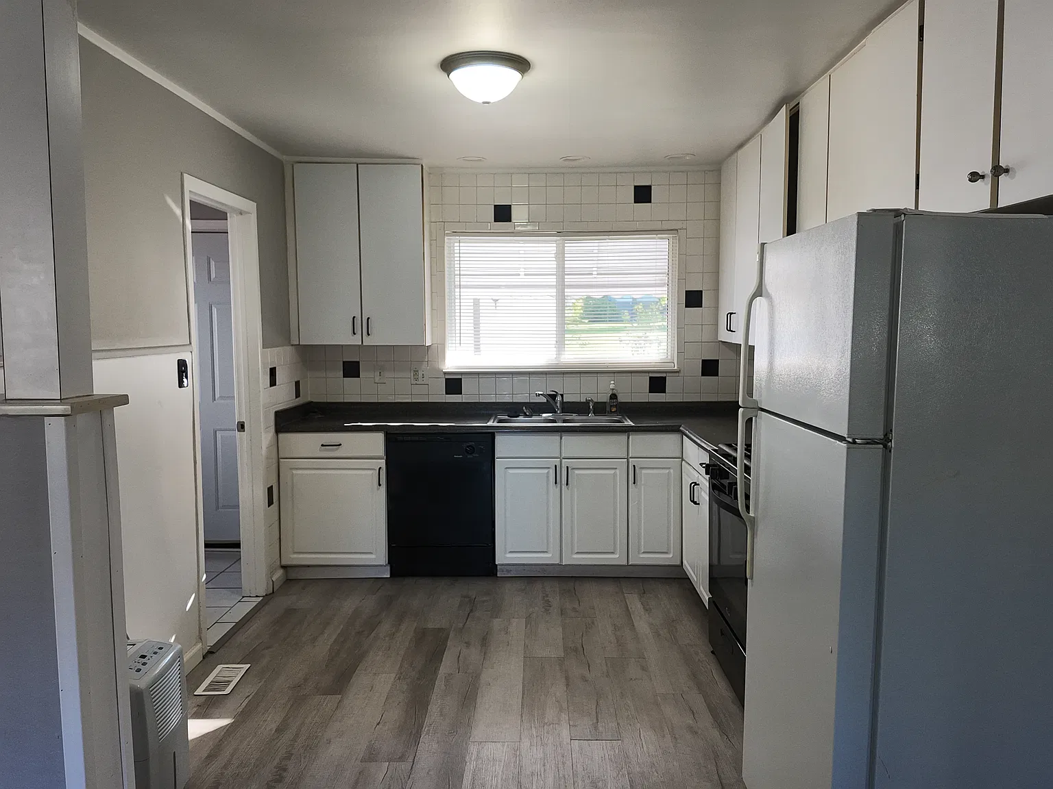 3 bed, 1053 sqft, $1,600 — Photo 4