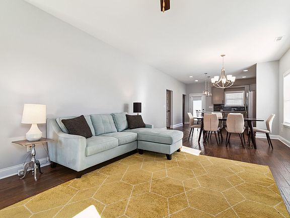 4th image of 551 Oakvale Ln