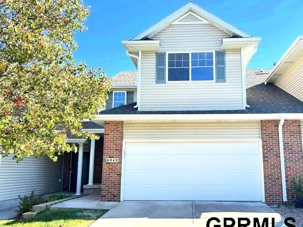 6940 Naples Dr, Lincoln, NE 68526