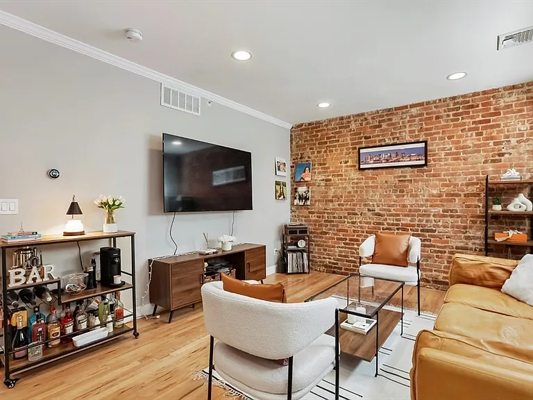454 Hanover St #4 — Photo 5