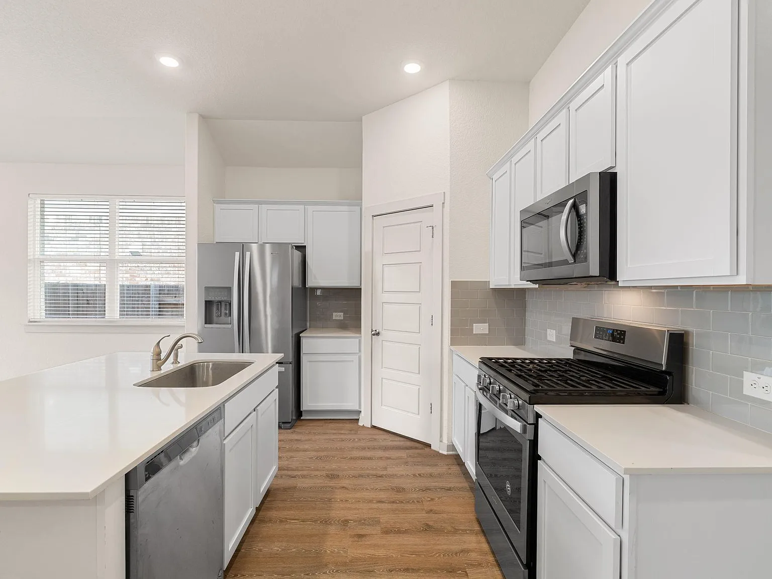 4 bed, 2.5 bath, 2249 sqft, $2,400 — Photo 4