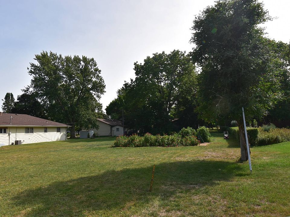 1st image of 915 W Park St