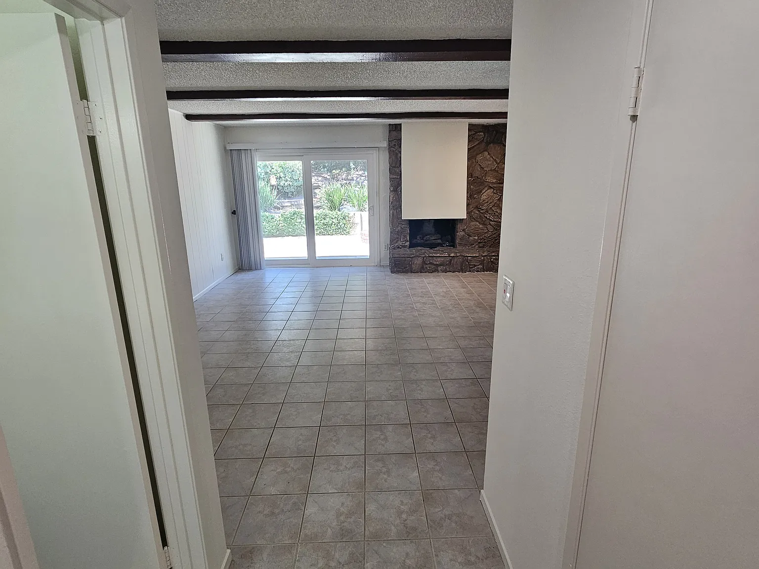 4 bed, 2.5 bath, 2000 sqft, $4,650 — Photo 4