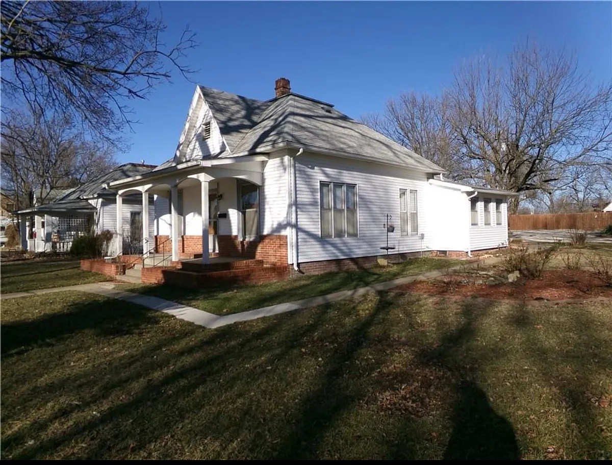 Building Photo - 211 S Elm St