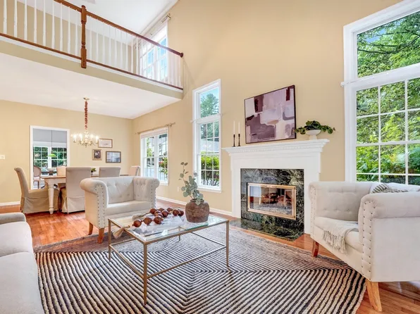 15 Hawthorne Ln Unit 15, Bedford, MA 01730