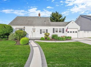 39 Oaktree Ln, Levittown, NY 11756