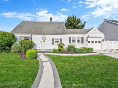39 Oaktree Lane, Levittown, NY, 11756