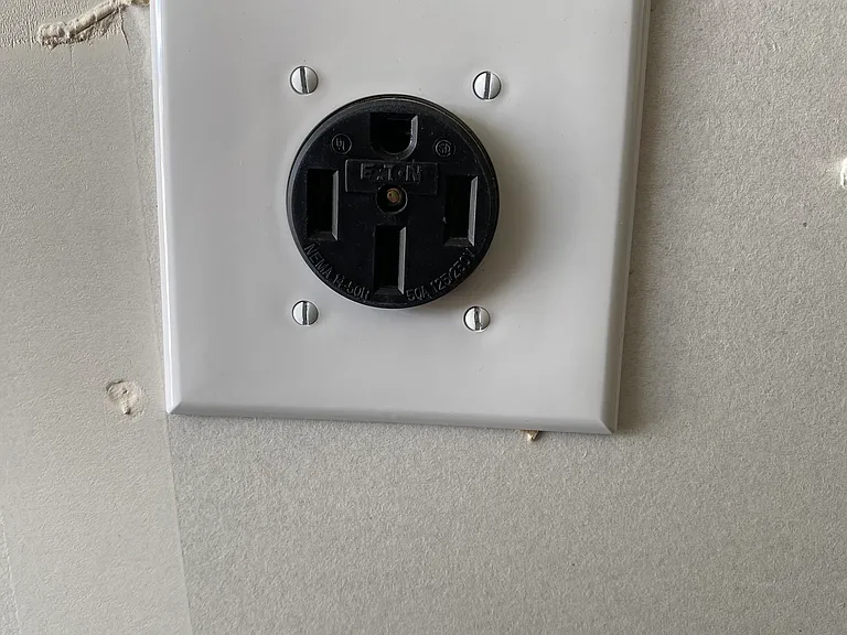 240 V plug for EV Charging