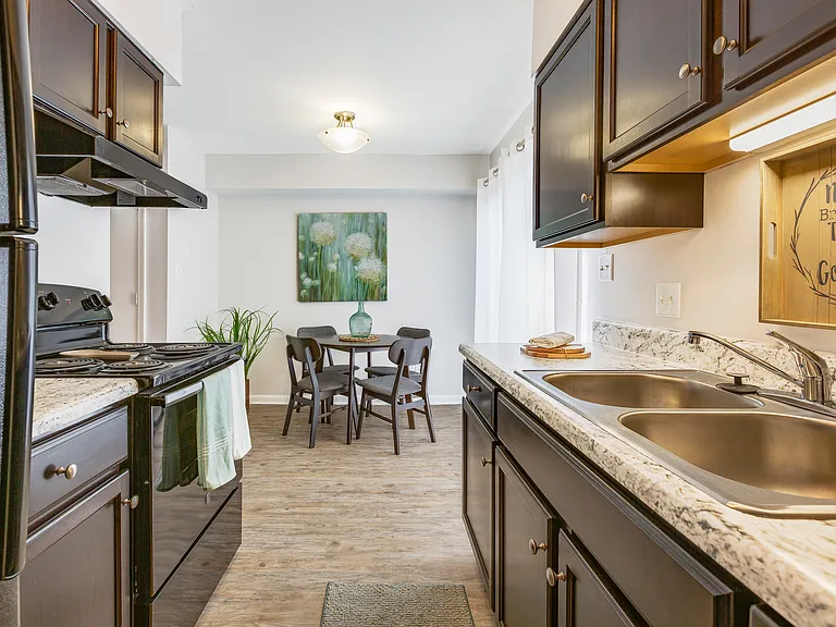 Lakeview Apartments & Townhomes — Photo 4