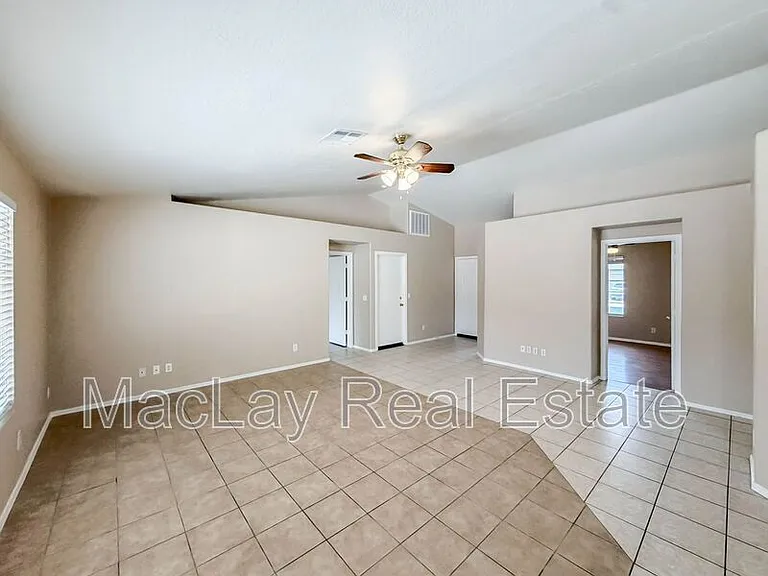2863 E Oakland Ct — Photo 3