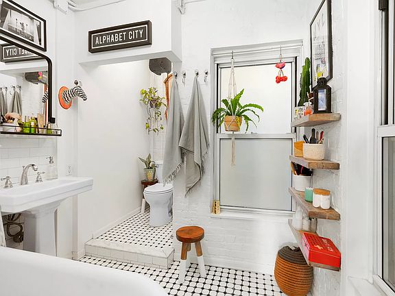 5th image of 224 E 7th St APT 13
