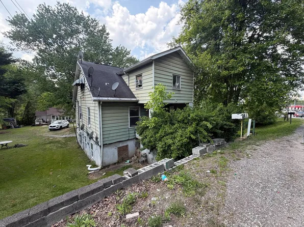 108 Cross Lanes Dr, Nitro, WV 25143