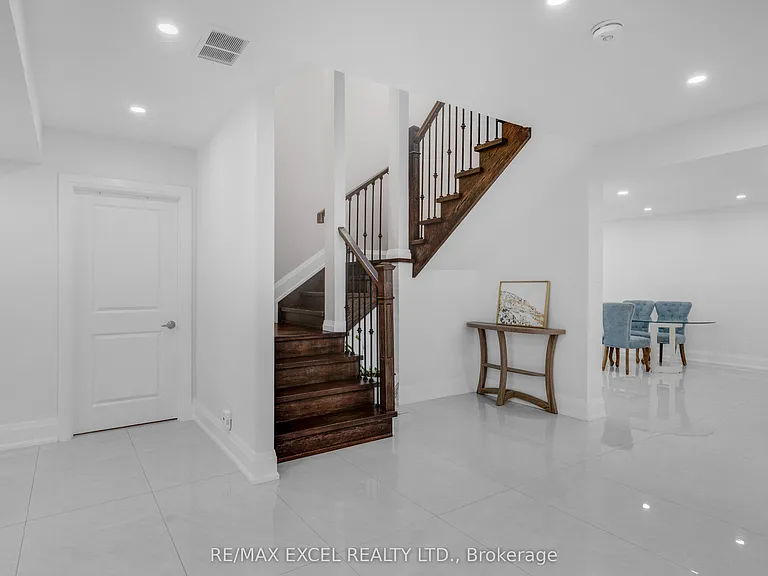 49 Kenton Dr — Photo 36